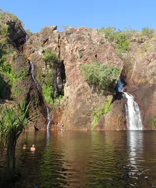 Nimm ein erfrischendes Bad unter dem Wasserfall